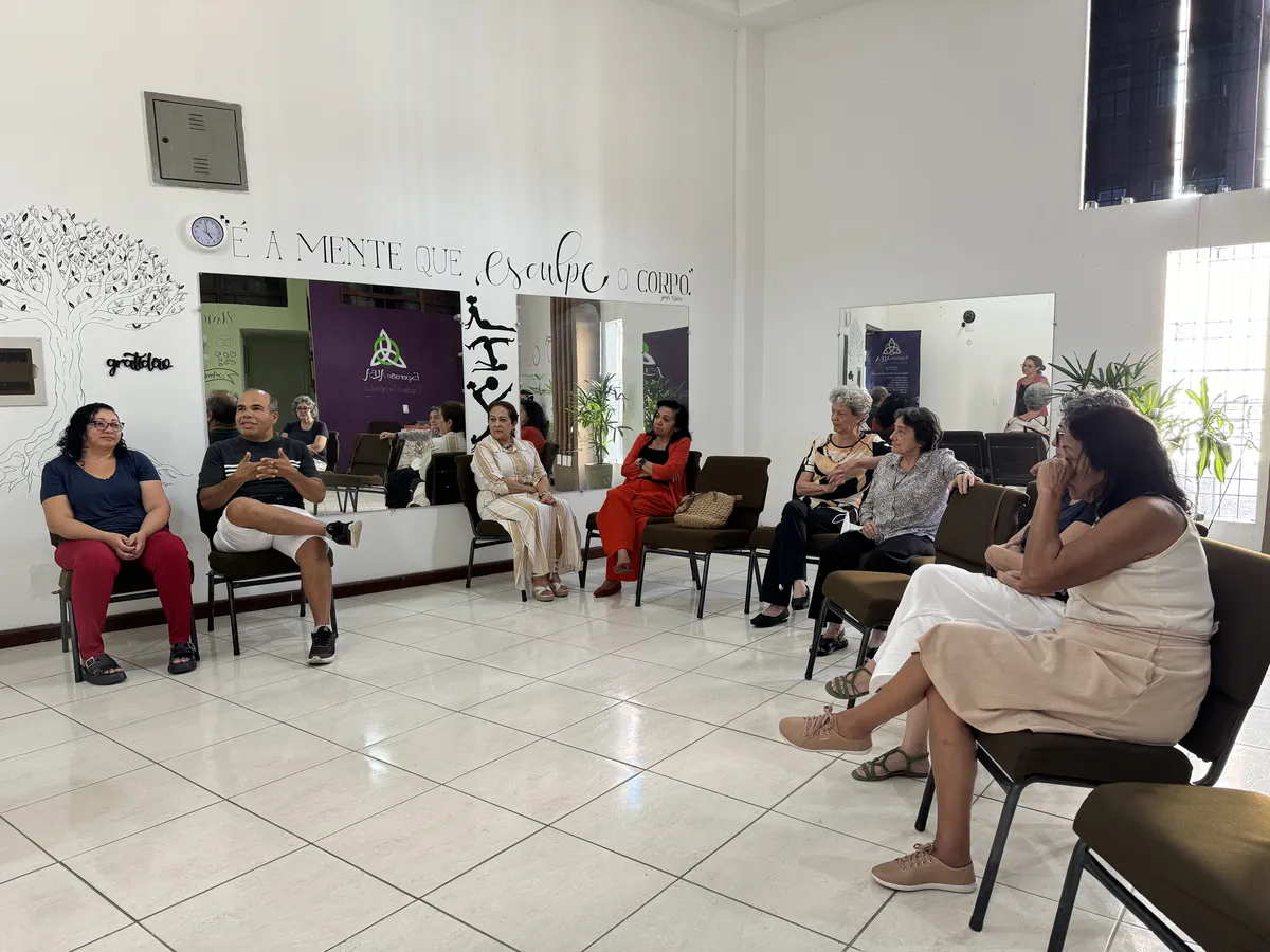 Participantes do grupo Longevidade do Ser conversando em roda