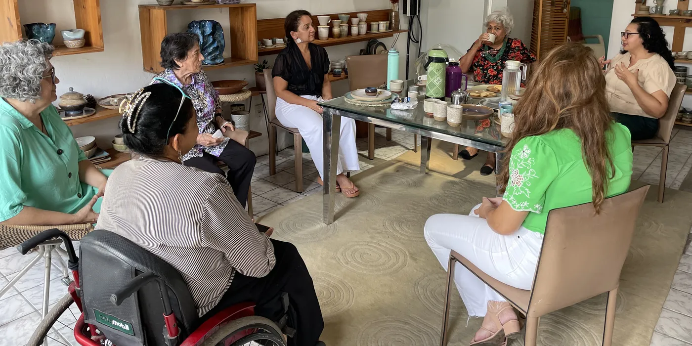 Roda de conversa à mesa, com café, no grupo Longevidade do Ser