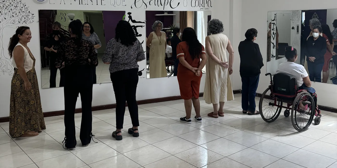 Participantes diante dos espelhos, em atividade, no grupo Longevidade do Ser